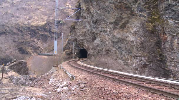 Un tren de pasajeros viaja por un túnel — Vídeos de Stock