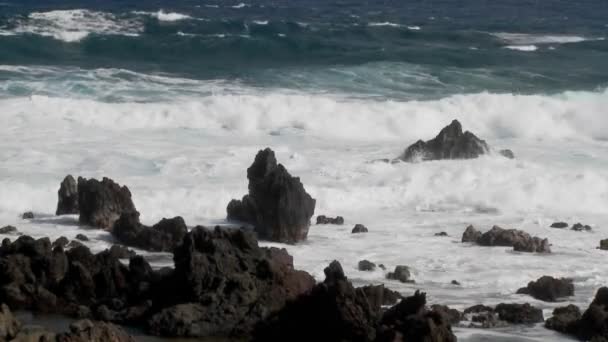 Ondas rolam para a ilha — Vídeo de Stock