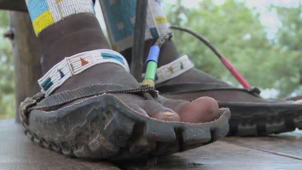 Closeup Μασάι υποδήματα — Αρχείο Βίντεο