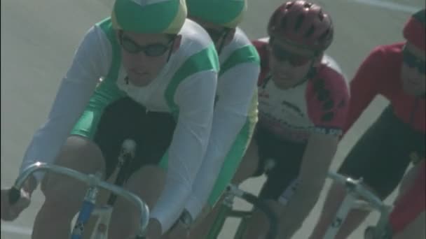 Cyclistes en course sur une piste de circuit — Video