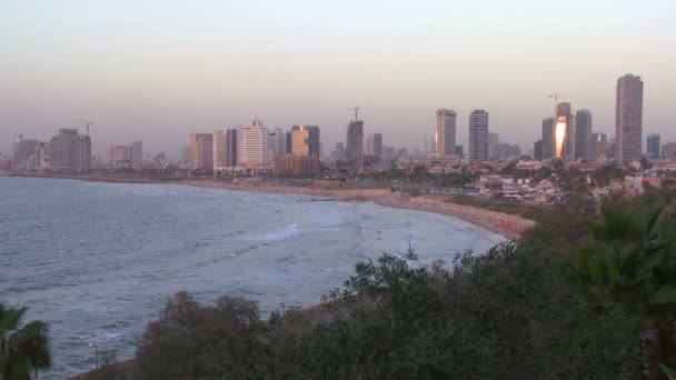 Edifícios de Tel Aviv com praia — Vídeo de Stock