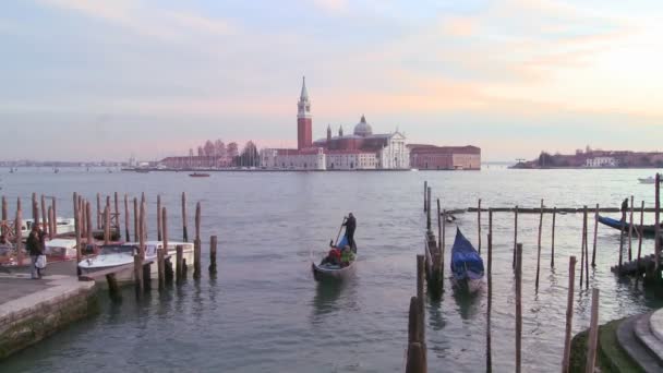 Gondola veslovali před Isola di San Giorgio Maggiore — Stock video