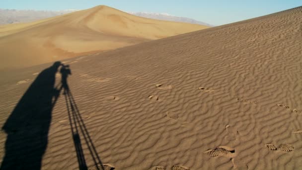 The shadow of a filmmaker in Death Valley — Stock Video