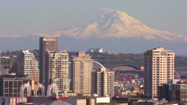 Mt. Rainier se cierne sobre el horizonte de Seattle — Vídeos de Stock