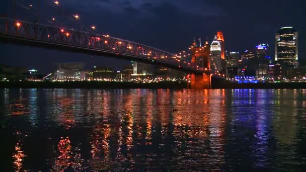 La luce riflette il fiume Ohio — Video Stock