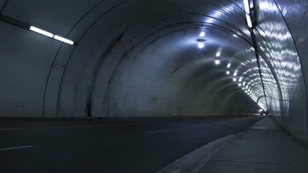 Автомобили, проезжающие через туннель — стоковое видео