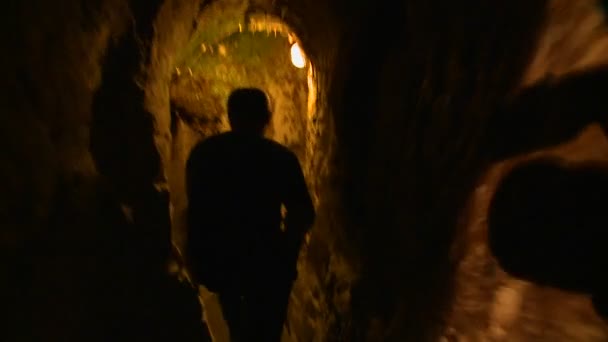 Homme marchant dans un tunnel — Video