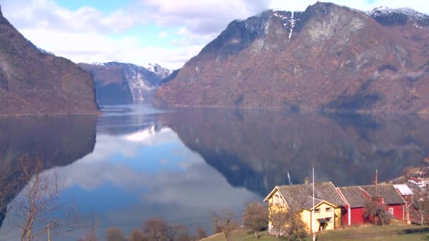 Norwegische Fjorde mit malerischem Dorf — Stockvideo