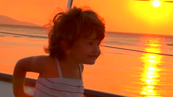 Une petite fille joue sur le pont du bateau — Video