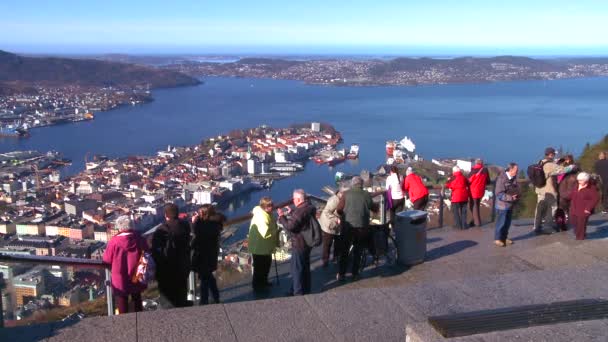 Turistas se reúnem em alto ângulo com vista de Bergen — Vídeo de Stock