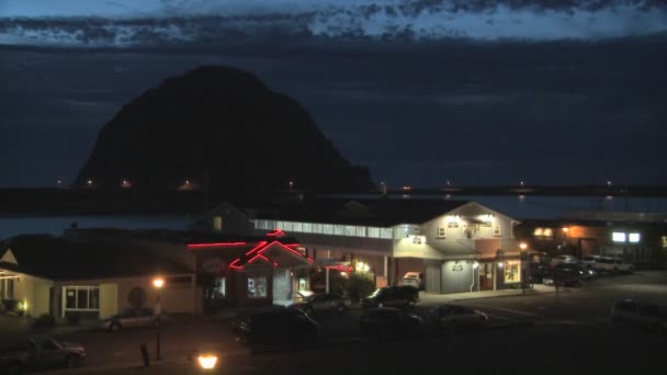 Crepúsculo atrás da cidade de Morro Bay — Vídeo de Stock