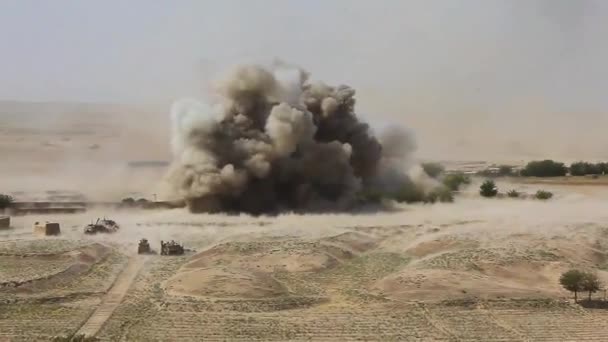 Potężna eksplozja w afgańskiej wiosce — Wideo stockowe
