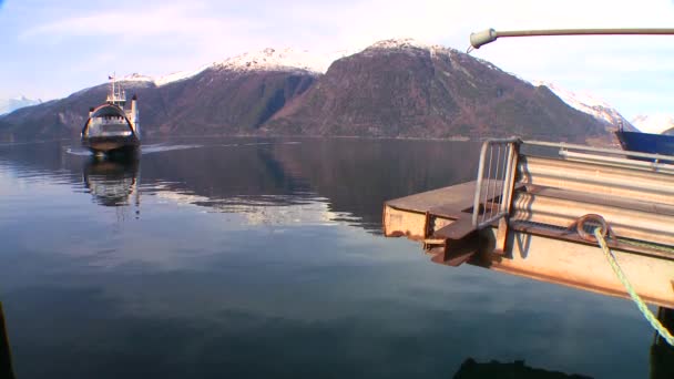 Un ferry traverse les fjords — Video