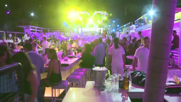 Fiesta de gente en el club nocturno — Vídeo de stock