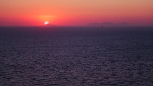 島の海の背後に夕日 — ストック動画