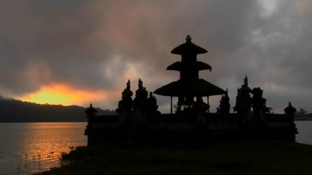Tempel mit Blick auf einen See — Stockvideo