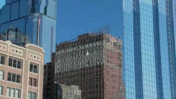 Edifici più vecchi si riflettono nei grattacieli specchiati — Video Stock