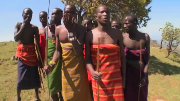 Masai krijgers voeren een rituele dans — Stockvideo