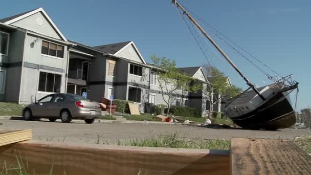Лодка выброшена на берег после урагана Айк — стоковое видео