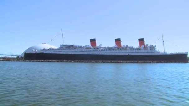 Båt nära Queen Mary i hamnen — Stockvideo