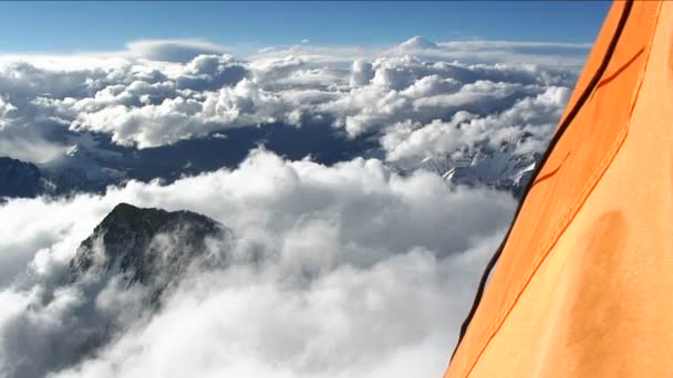 Вид из палатки в горах — стоковое видео