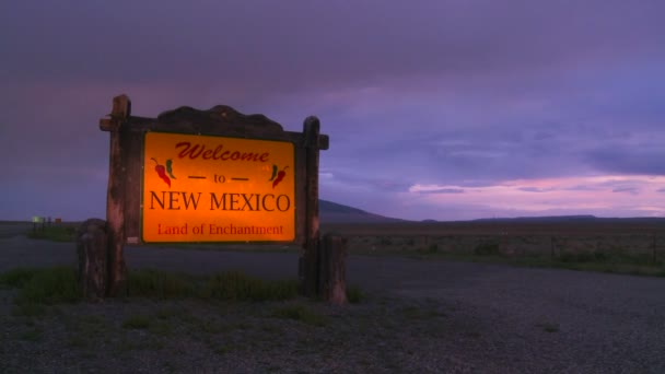 Sinal recebe visitantes do Novo México — Vídeo de Stock