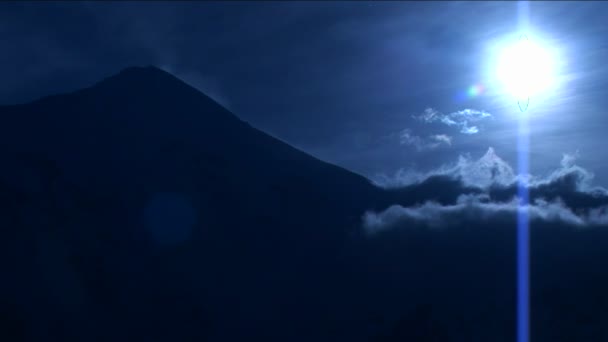 Berg in de wolken onder blauw licht — Stockvideo