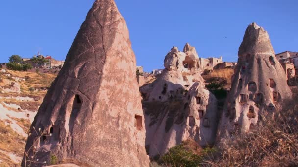 Torenhoge woningen in Cappadocië — Stockvideo