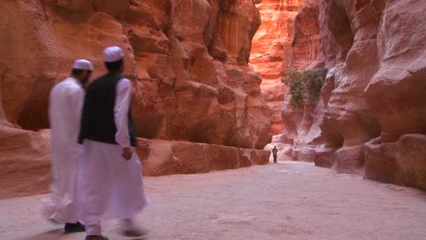 Mannen lopen via de smalle canyons — Stockvideo