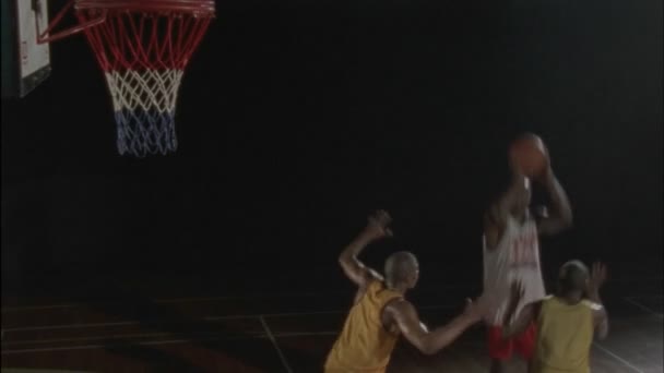 Men play basketball — Stock Video