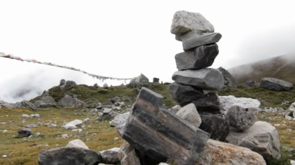 Cairn en la montaña con banderas de oración — Vídeo de stock