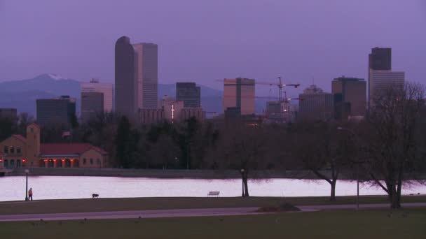 Die Skyline von Denver in der Abenddämmerung — Stockvideo