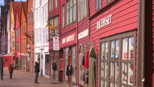 Byggnader kantar gatorna i Bergen — Stockvideo