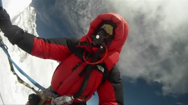 Альпініст піднімається на сильне завоювати — стокове відео