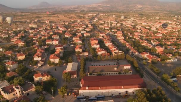 Casas de barrio durante el día — Vídeo de stock