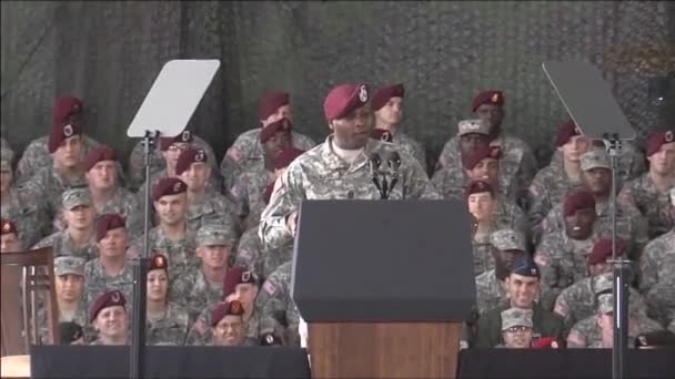 Soldats attendent pour saluer le président Obama — Video