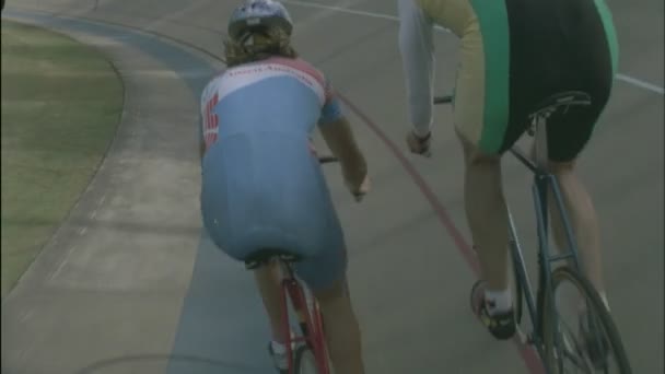 Ciclistas corrida em torno de uma pista — Vídeo de Stock