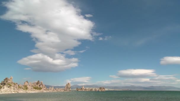 Jezioro Mono w wietrzny dzień — Wideo stockowe