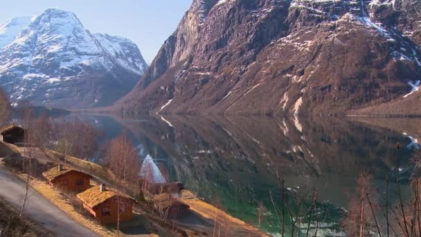 Fiordo en Noruega con casas tradicionales — Vídeo de stock