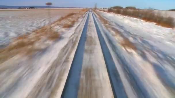 Trein passeren een besneeuwde landschap — Stockvideo