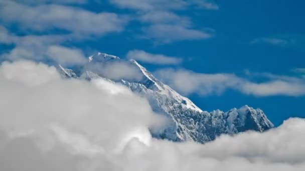 Вершина Эвереста с облаками — стоковое видео