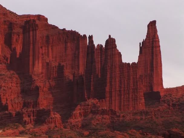 Rays of sun glance off cliffs — Stock Video