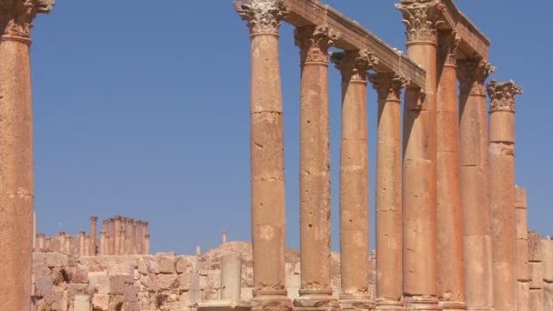 Römische Säulen stehen gegen den Himmel — Stockvideo