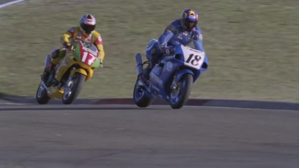 Motocicli corrono intorno a una pista — Video Stock