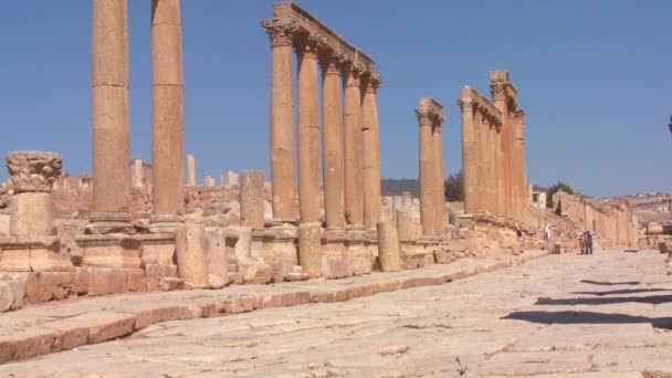 Romeinse weg door de ruïnes van Jerash, Jordanië — Stockvideo