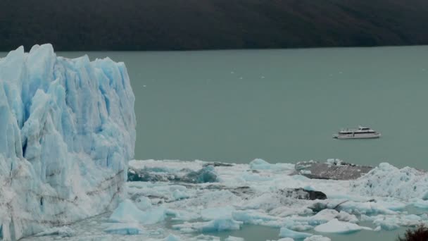 ボート側の氷河の近くに座っています。 — ストック動画