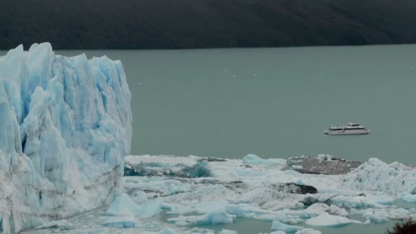 Boat sits near the side glacier — Stock Video