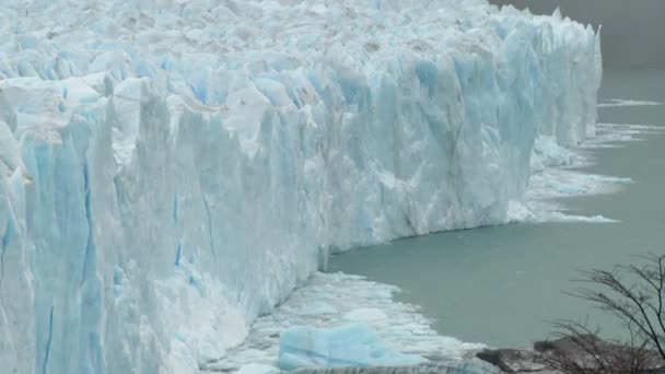 Ледник рушится в море — стоковое видео
