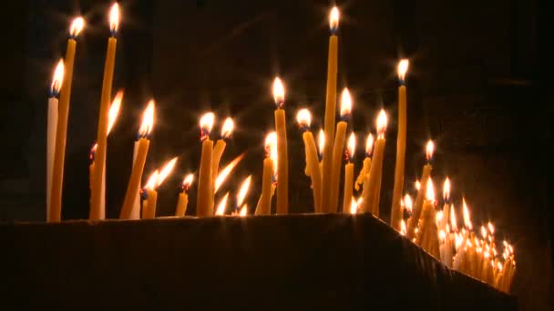 Des bougies brûlent dans une église — Video