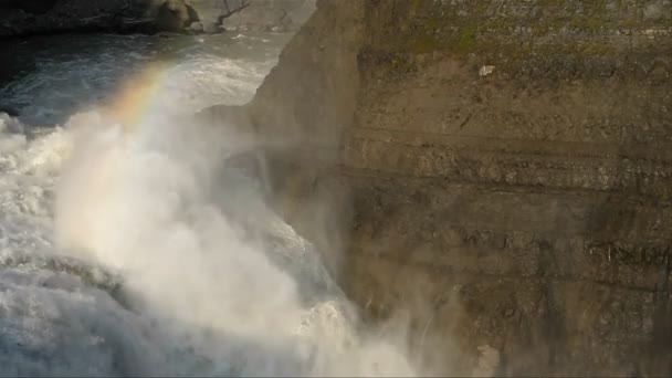 Regenbogen über tosendem Wasserfall — Stockvideo